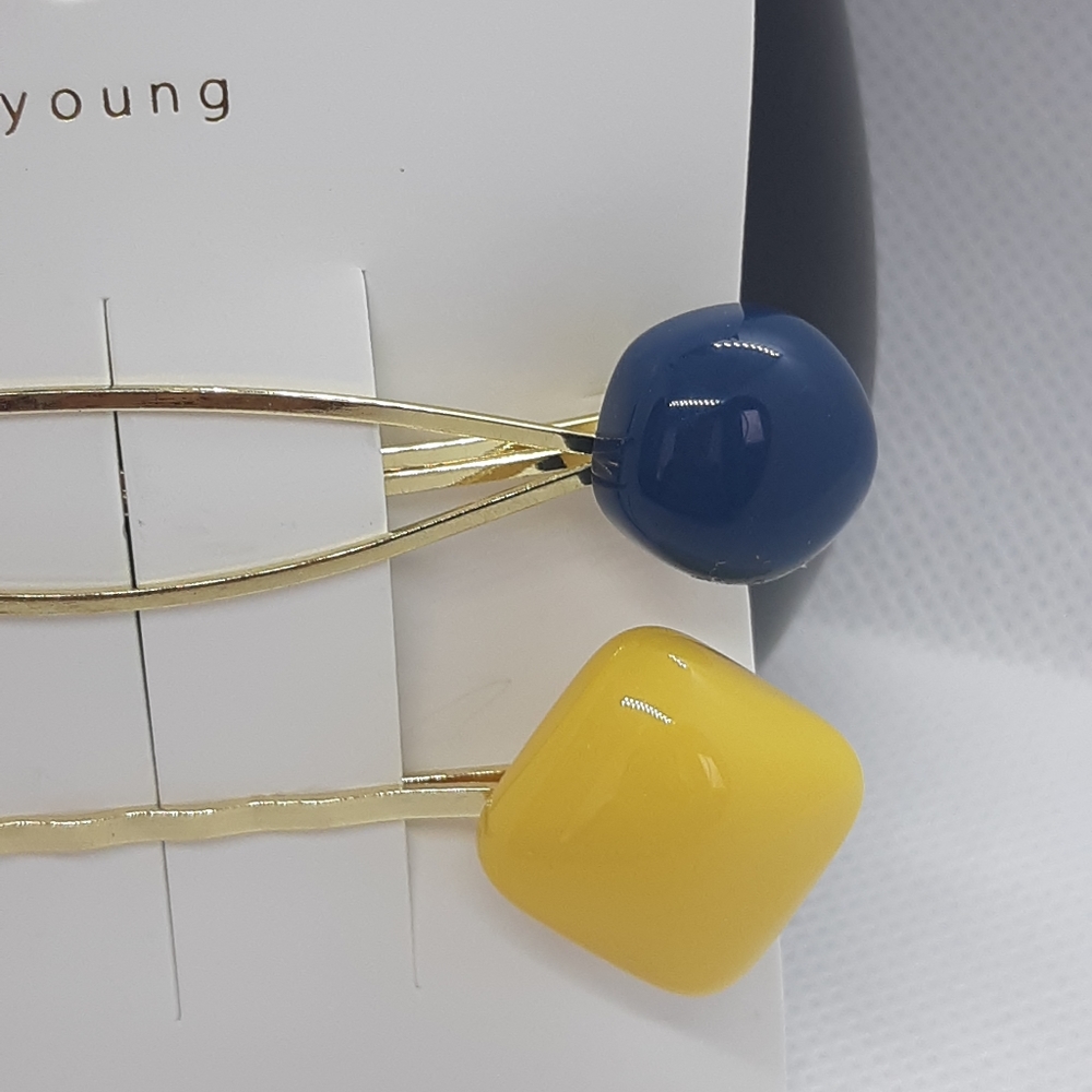 2 Beautiful Hair Clips - Picture 4 of 4